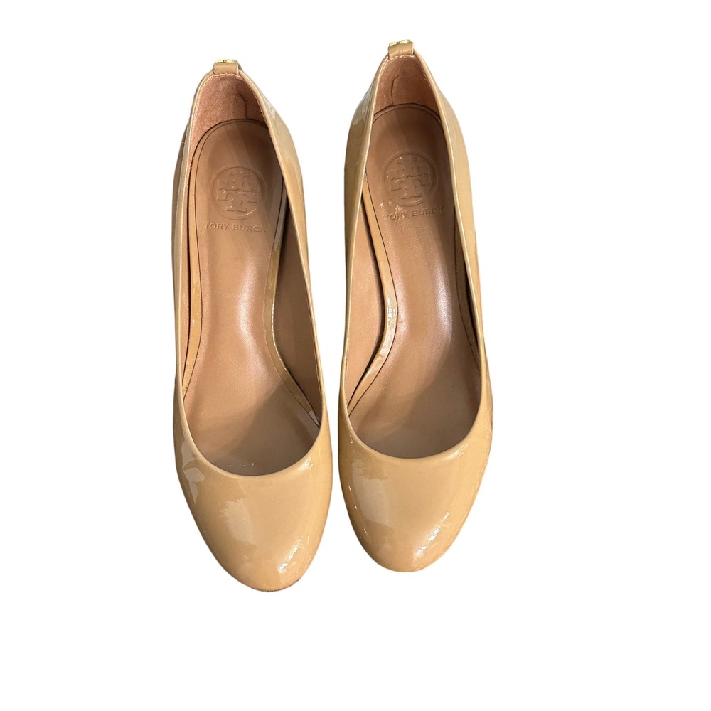 Tory Burch Sally Tan Beige Patent Leather Round Toe Kitten Heels Pumps Gold Logo